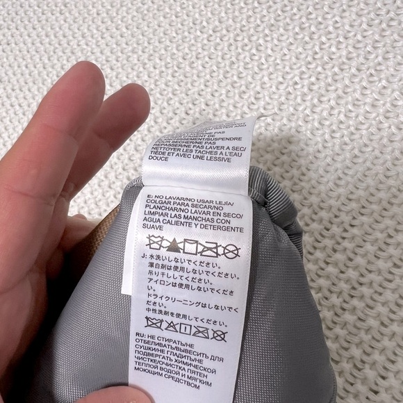 The North Face Belt Bag Versatile and Durable - Picture 9 of 14